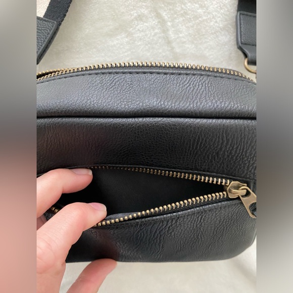 Target- Universal Thread brand black/cream crossbody bag. New condition! - Picture 5 of 5